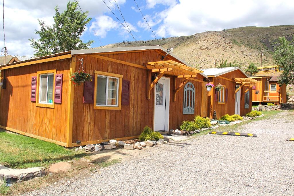 Yellowstone's Treasure Cabins