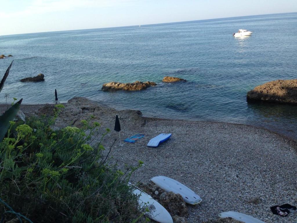 CASA ELEGANTE IN RIVA AL MARE CON AMPI SPAZI ESTERNI