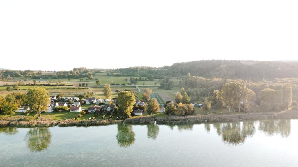 Wunderschönes Haus direkt am See - Seeblick, großer Garten, Südbalkon, Carport & Smart-TV