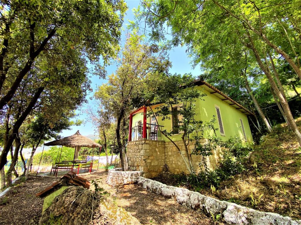 Green Radhime Retreat - Cozy 2 Bedroom Home near the Beach