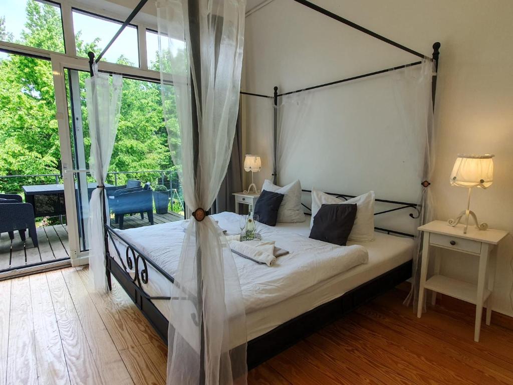 DEUTSCHE OSTSEEVILLA - große Villa mit Sauna, Spielplatz, PKW-Stellplätze, großer Garten