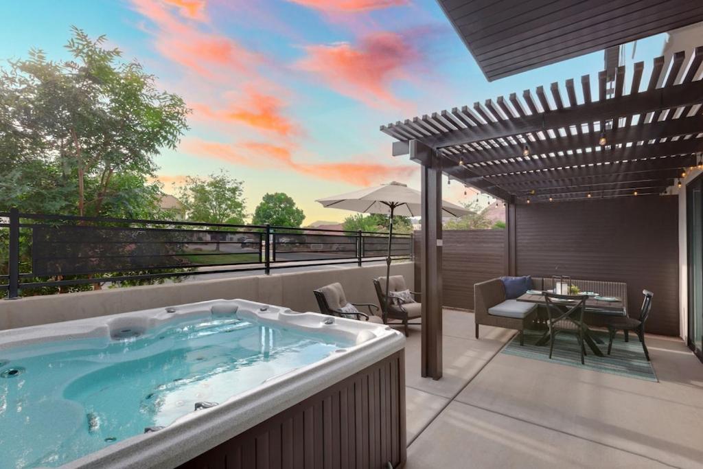 Ocotillo Spring Resort 44 Sky Fire Private Brand-New Home, Private Hot Tub, and Community Pool