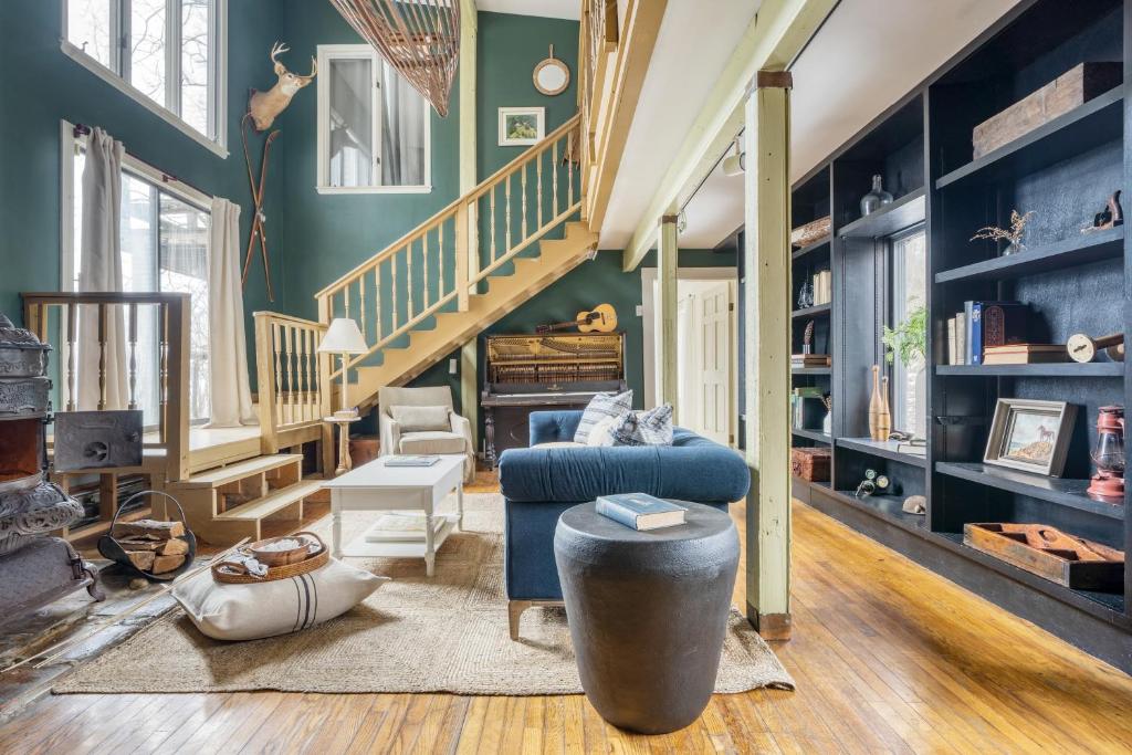 River Lodge by AvantStay 11 BR Historic Estate w Pool Views of Hudson