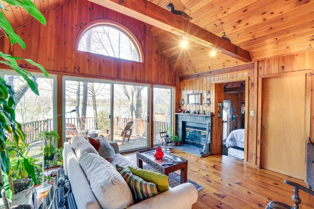 Romantic Retreat Overlooking Sleepy Hollow Lake!