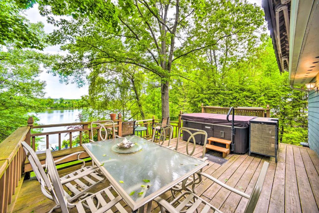 Cozy Retreat with Hot Tub, on Sleepy Hollow Lake!