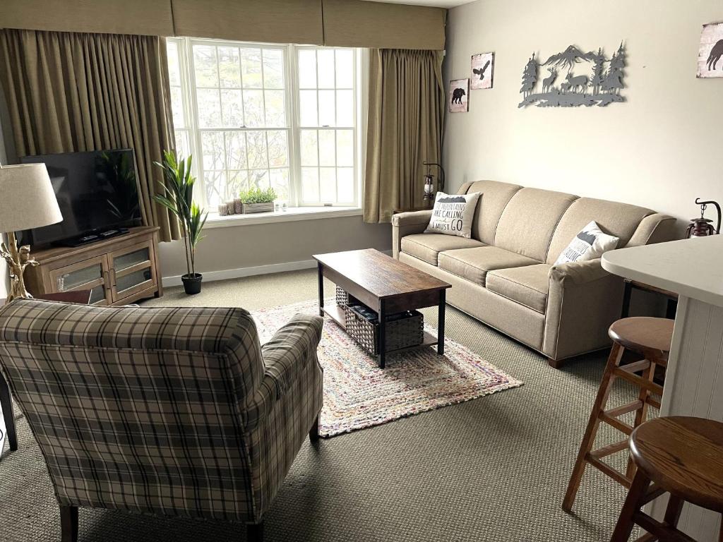 Deluxe Ski On Off 1BR Suite Sleeps 4 on Jiminy Mtn