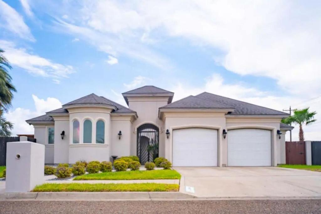 4 Bedrooms Pool Game room Massive Kitchen