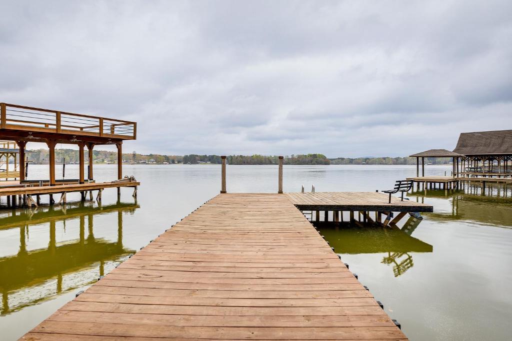 Lakefront Leesburg Home with Private Dock and Ramp!
