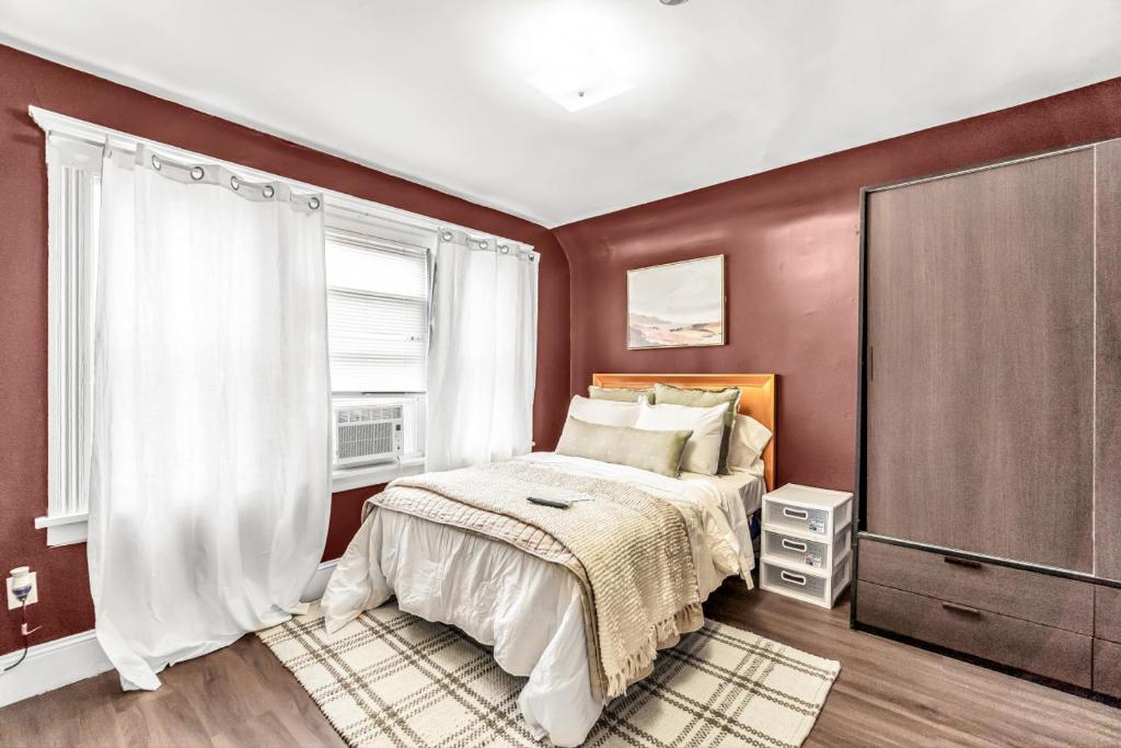Bedroom walking distance to Yale Bridgeport Hospital