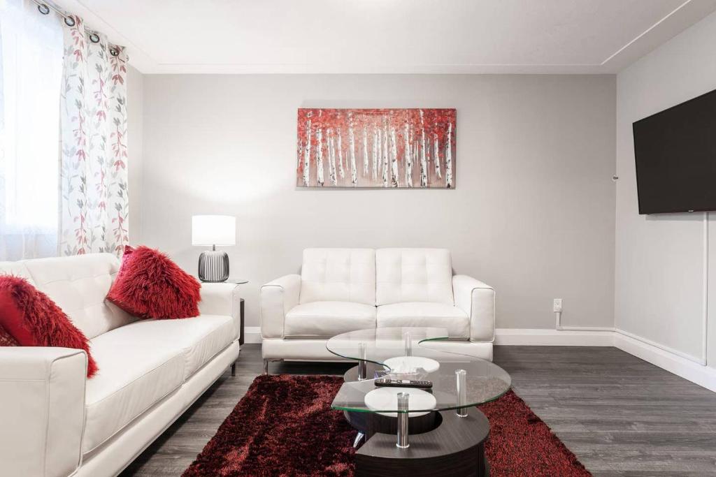 ENTIRE 2 BEDROOM APARTMENT UPTOWN WATERLOO - e1